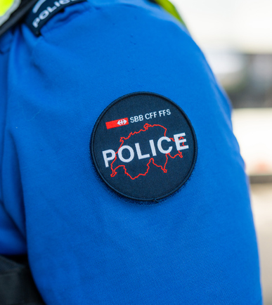 Ein Abzeichen der SBB-Transportpolizei auf der Schulter eines Polizisten